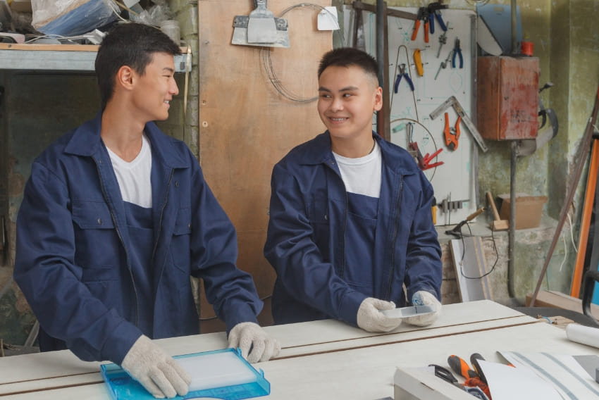 外国人二人が仕事をしながら喋っている写真